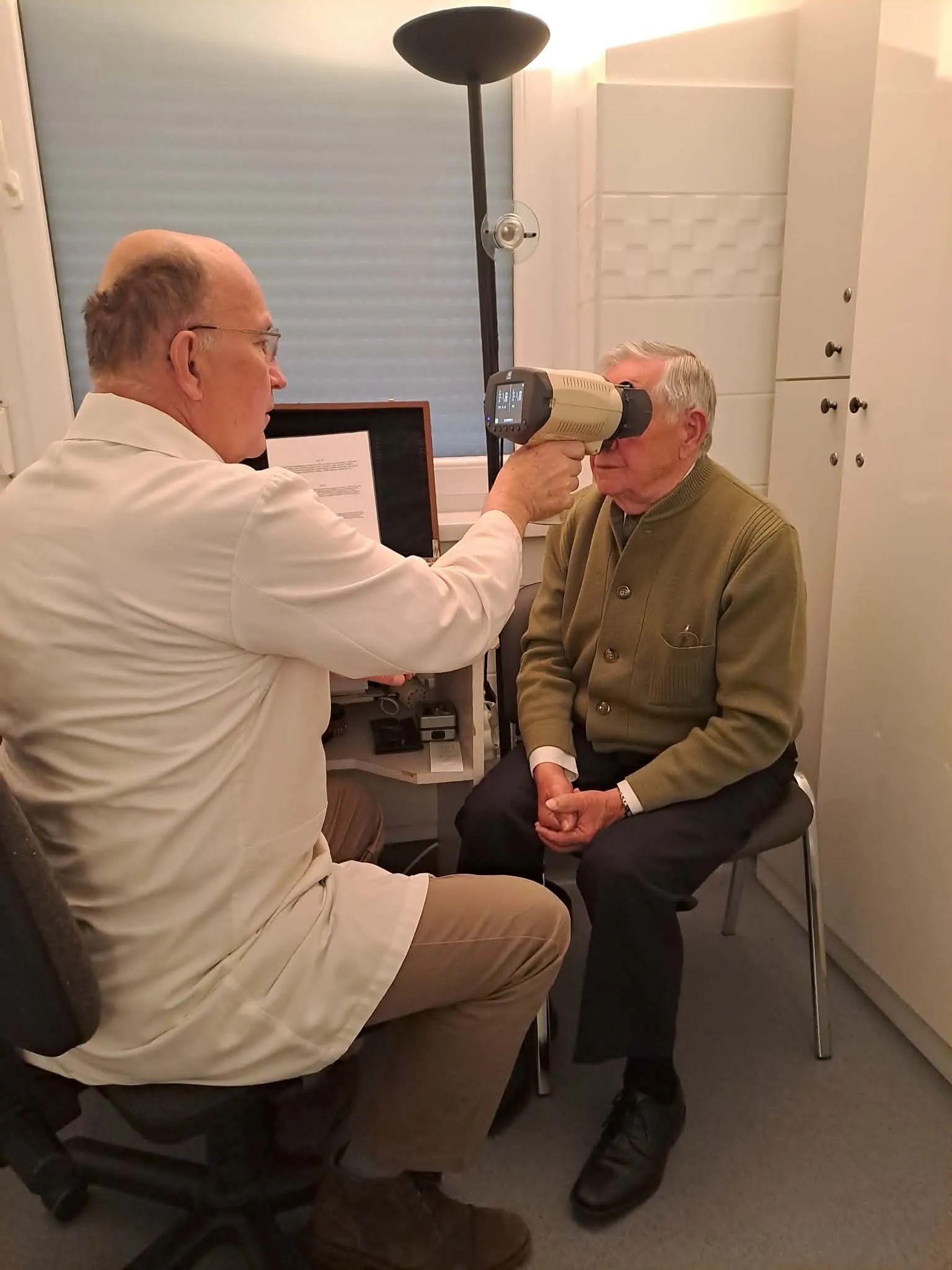 Dr. Nánási Ákos vizsgálat közben