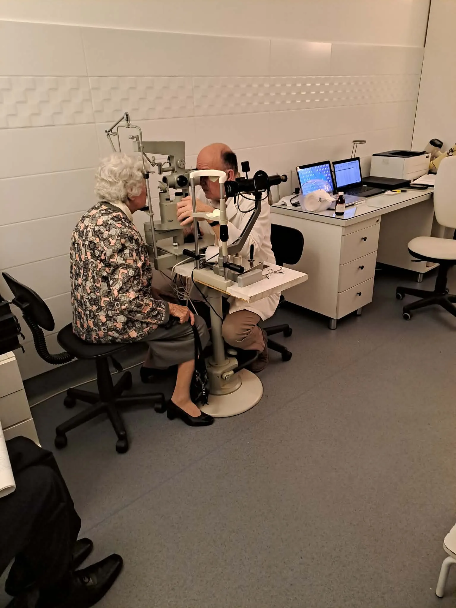 Dr. Nánási Ákos vizsgálat közben